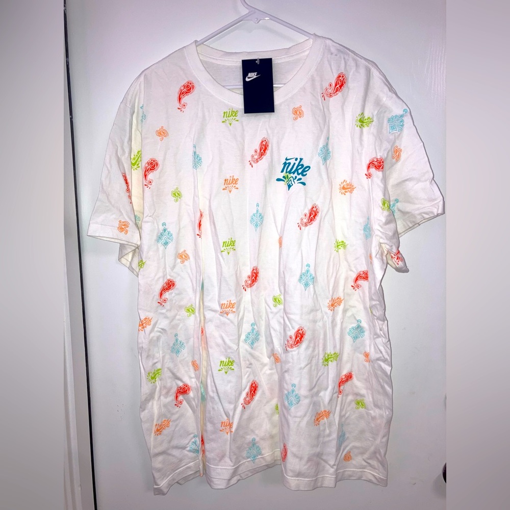 NWT Nike All Over Print Paisley Graphic Shirt Sleeve T Shirt